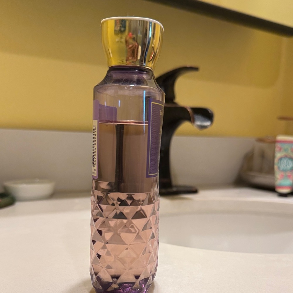 Bath & Body Works Fresh Cut Lilacs Shower Gel — Purple & Gold, Floral Spring - Picture 2 of 4
